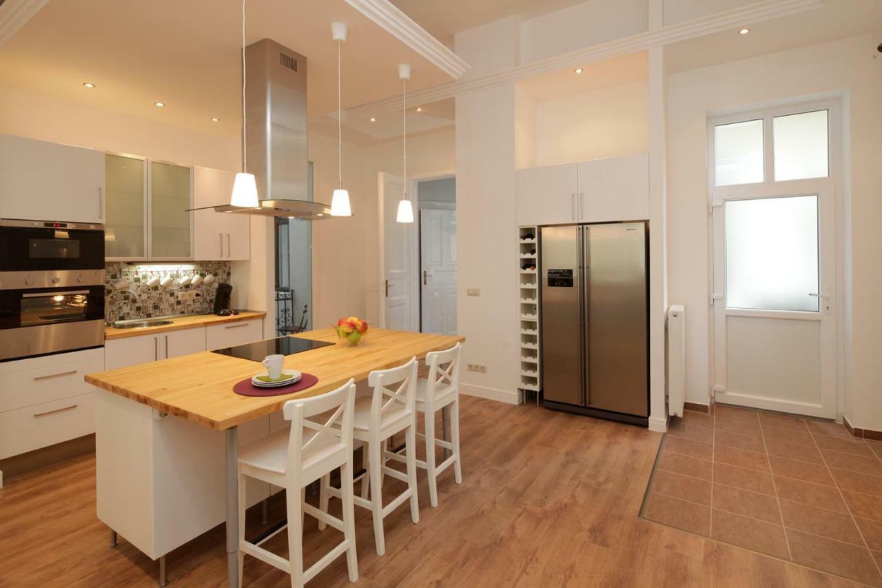 Urban Haven - 3 Beds, 3 Baths, Free Parking, Near Central Market Budapest Extérieur photo