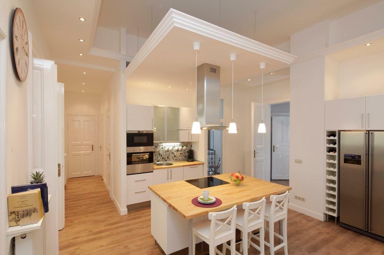 Urban Haven - 3 Beds, 3 Baths, Free Parking, Near Central Market Budapest Extérieur photo