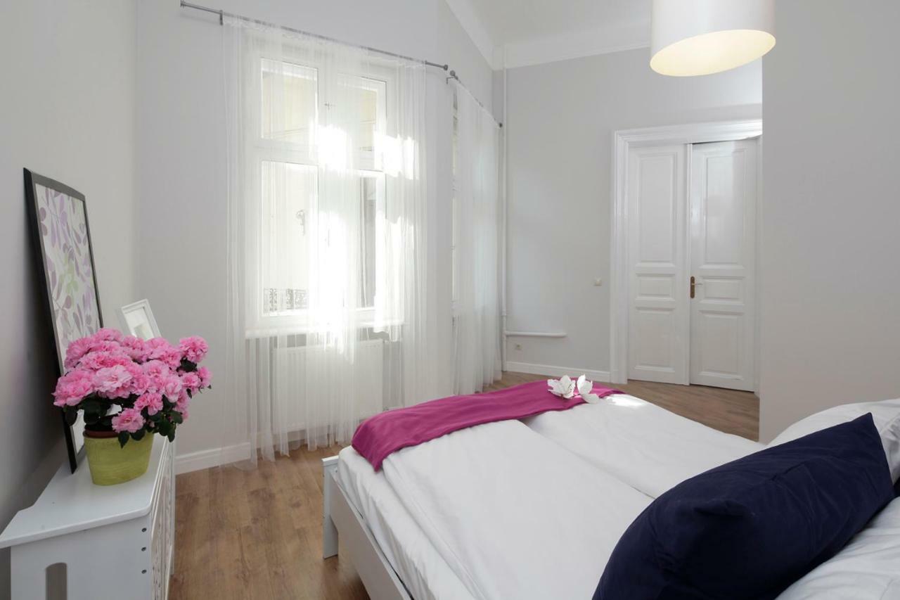 Urban Haven - 3 Beds, 3 Baths, Free Parking, Near Central Market Budapest Extérieur photo
