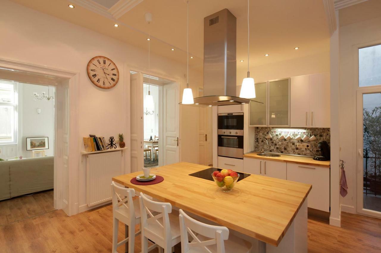 Urban Haven - 3 Beds, 3 Baths, Free Parking, Near Central Market Budapest Extérieur photo