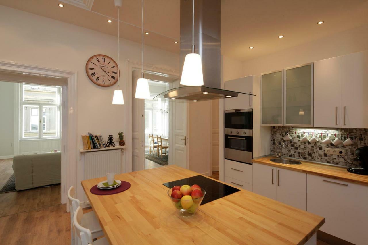 Urban Haven - 3 Beds, 3 Baths, Free Parking, Near Central Market Budapest Extérieur photo