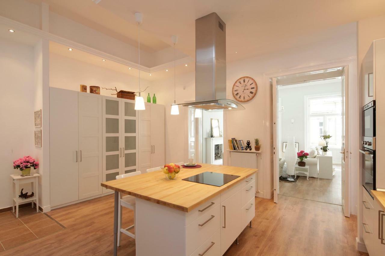 Urban Haven - 3 Beds, 3 Baths, Free Parking, Near Central Market Budapest Extérieur photo
