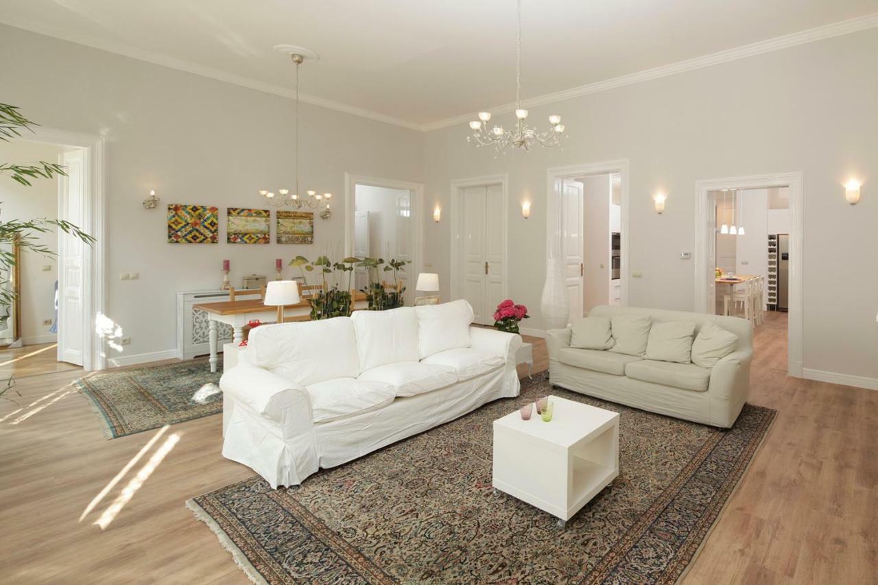 Urban Haven - 3 Beds, 3 Baths, Free Parking, Near Central Market Budapest Extérieur photo