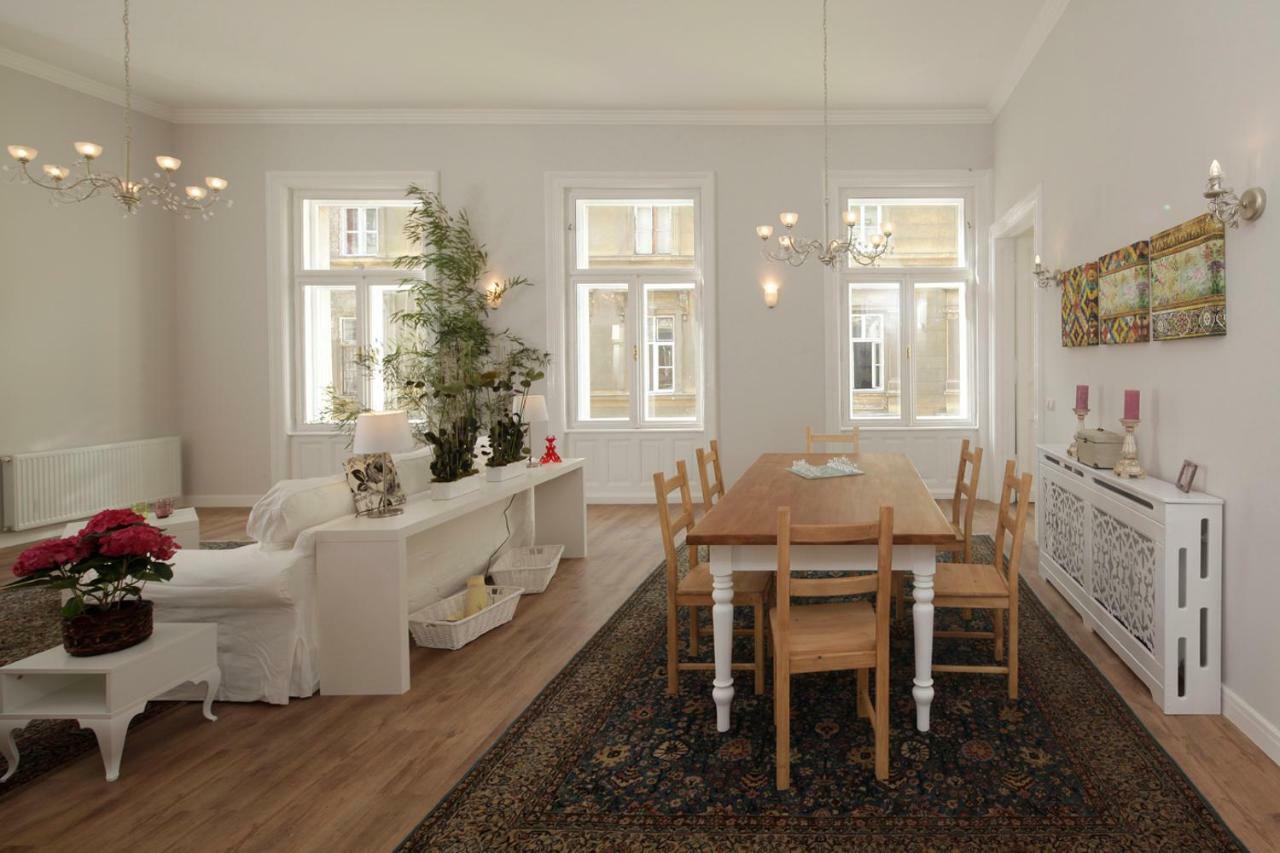 Urban Haven - 3 Beds, 3 Baths, Free Parking, Near Central Market Budapest Extérieur photo