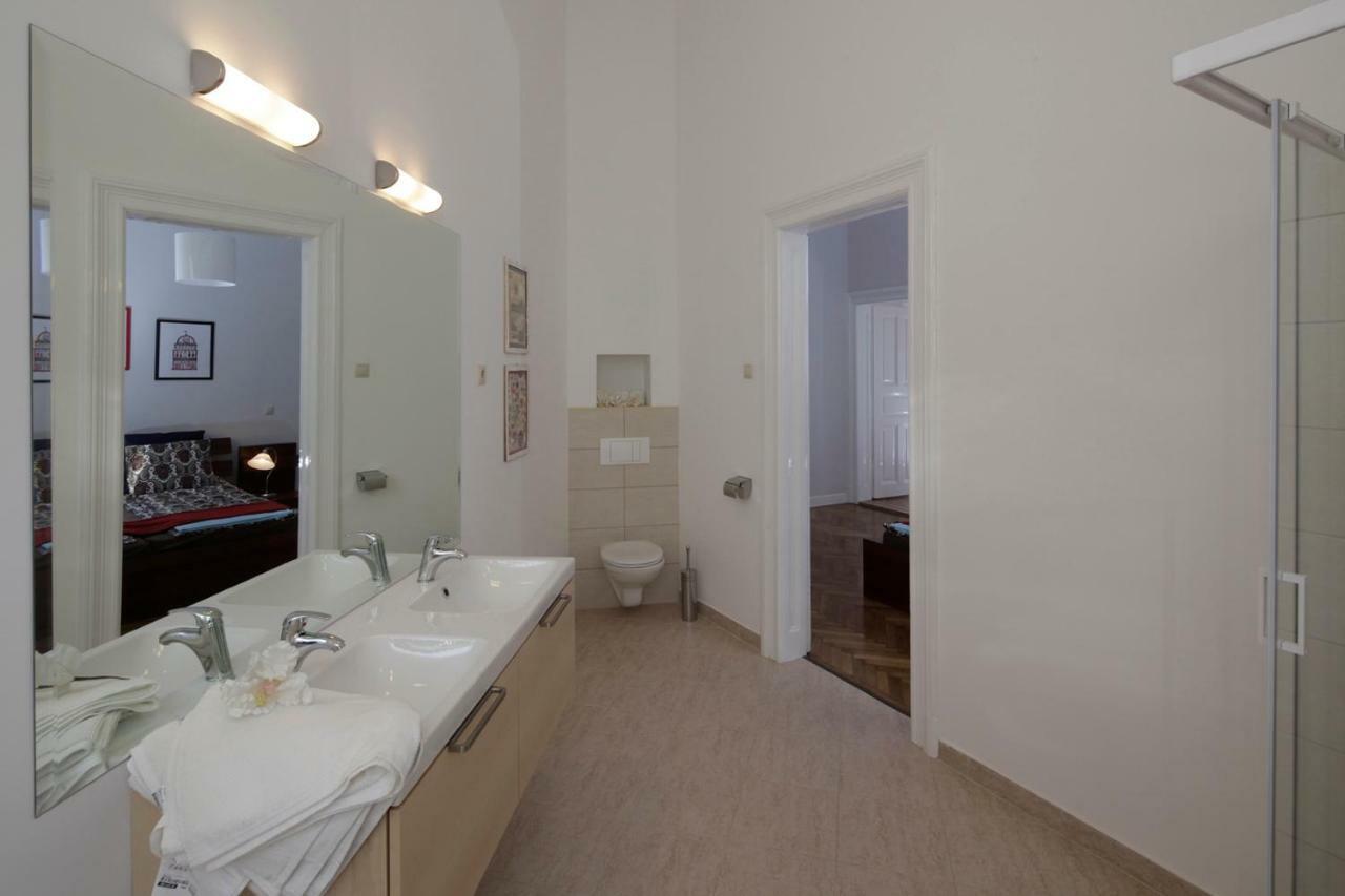Urban Haven - 3 Beds, 3 Baths, Free Parking, Near Central Market Budapest Extérieur photo