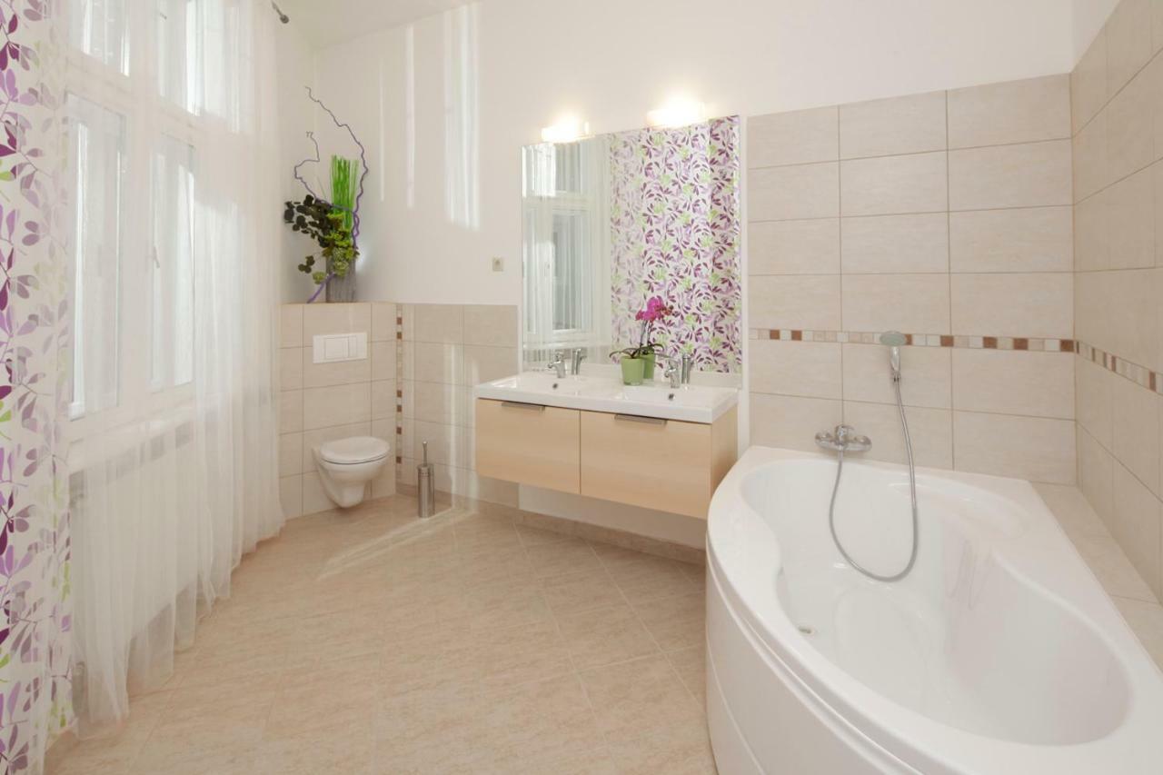 Urban Haven - 3 Beds, 3 Baths, Free Parking, Near Central Market Budapest Extérieur photo